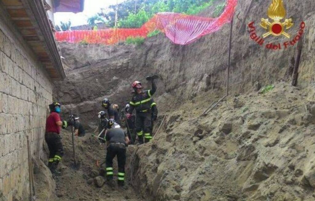 Crollo a Pianura, cede muro di contenimento: due operai morti