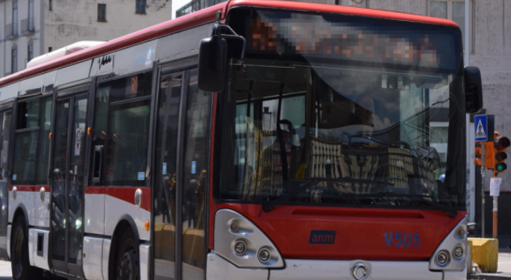 Follia a Napoli, conducente dell'ANM aggredito cade a terra: portato all'ospedale, la nota del sindacato