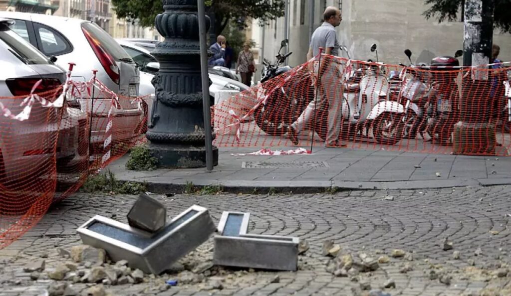 Paura a Napoli per un crollo: cade lettera di marmo da un palazzo