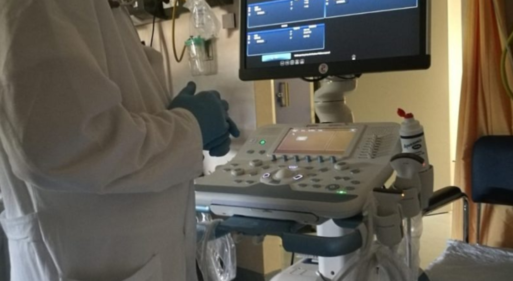 Diagnosi sbagliata, donna con un tumore all'intestino rischia la vita: la storia da Salerno