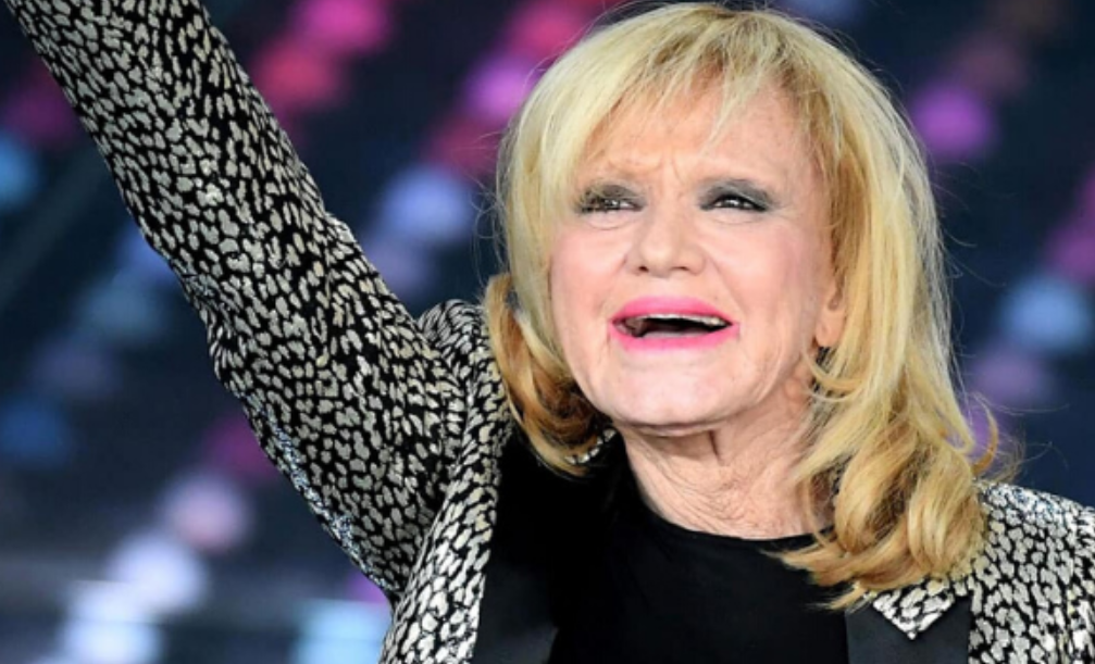 Festival di Sanremo, standing ovation per Rita Pavone: la cantante si commuove per gli applausi
