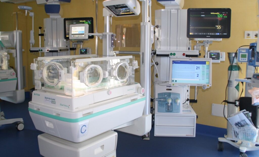 Nato con l'intestino nel torace: intervento miracoloso salva bambino di pochi giorni