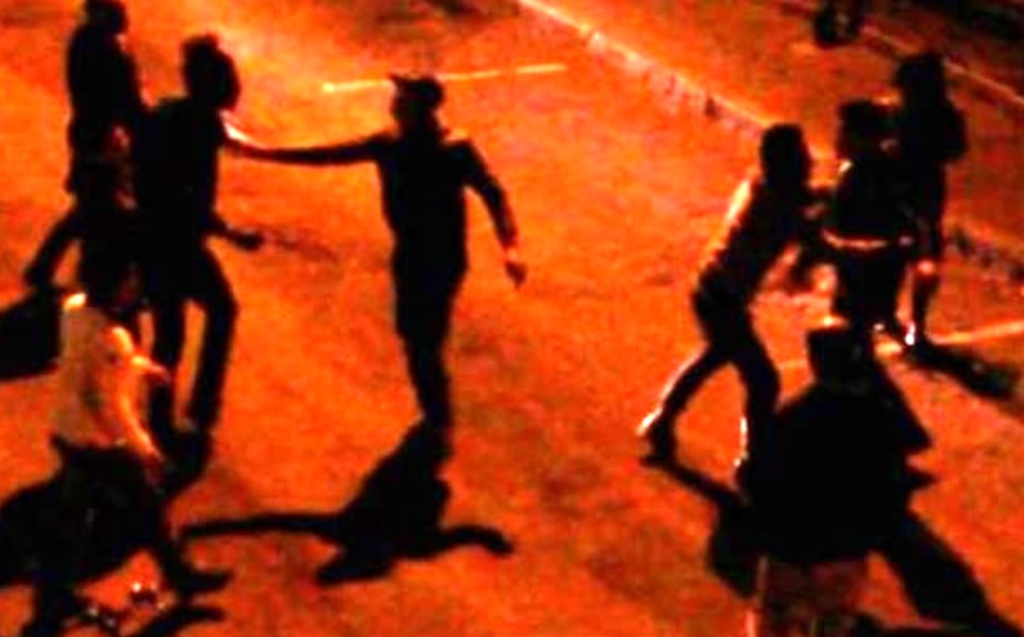 calci e pugni tra le macchine