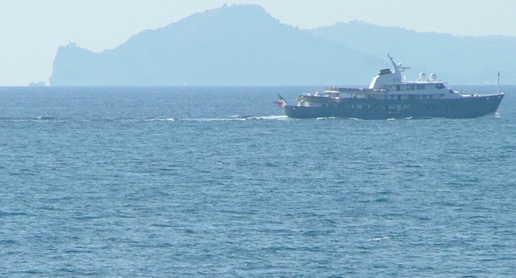 Mega yacht nel Golfo di Napoli, è l'Altair III di Diego Della Valle