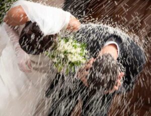 Violenta lite a un matrimonio nel Casertano, zuffa tra due uomini fuori alla Chiesa