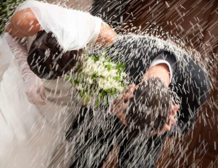 Violenta lite a un matrimonio nel Casertano, zuffa tra due uomini fuori alla Chiesa