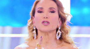 Barbara D'Urso si innervosisce e sbotta in diretta, la sfuriata: "Siete solo dei deficienti"