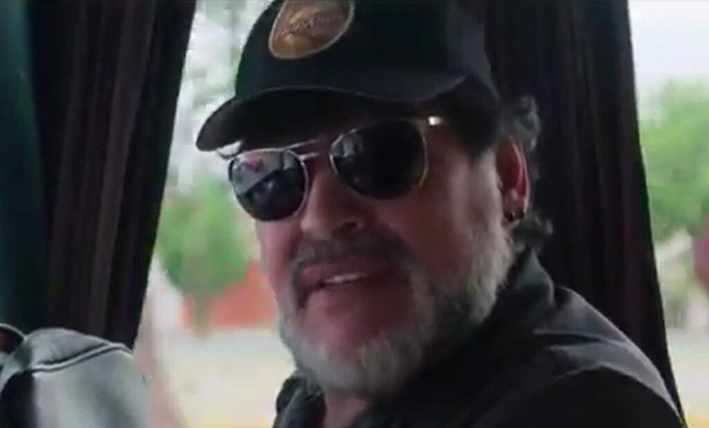 Diego Maradona non dimentica Napoli, canta "'O surdat' nnamurato"e incanta la sua nuova squadra