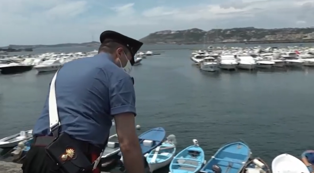 Ragazza spinta sugli scogli, parla l'infermiere che l'ha salvata: "Era immobile, mai vista una cosa del genere"