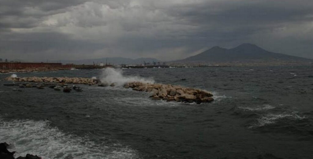 Meteo Napoli, di nuovo allerta della Protezione Civile: forti venti e mareggiate