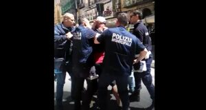 Napoli, lotta agli ambulanti in città: vigili urbani in azione per le strade