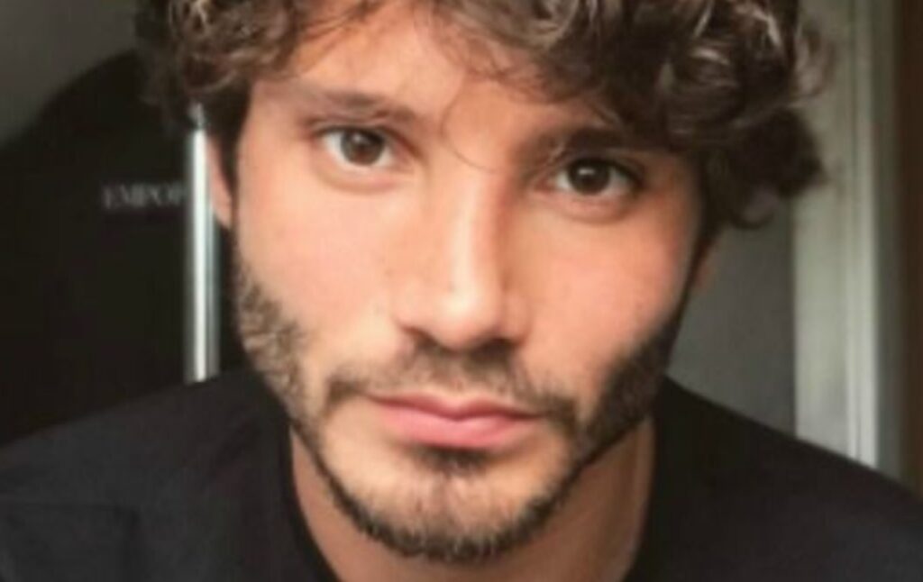 Stefano De Martino in vacanza a Ibizia, compagnia speciale per lui