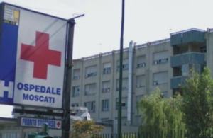 Dramma nel Casertano, ragazzo precipita dal balcone di casa e muore a 21 anni