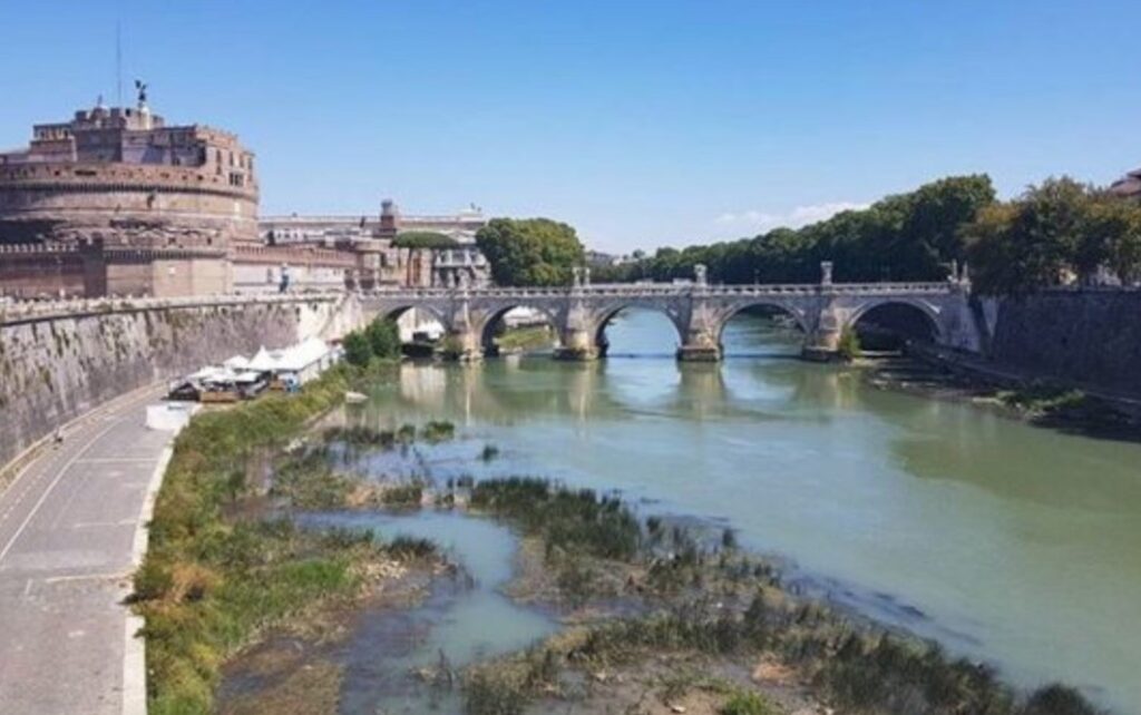 Incidente aereo a Roma, velivolo biposto finisce nel Tevere, ricerche in corso