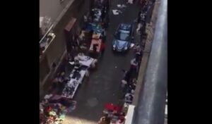 Napoli, volante della polizia travolge bancarelle degli ambulanti: il video è virale Napoli, volante della polizia travolge bancarelle degli ambulanti: il video è virale
