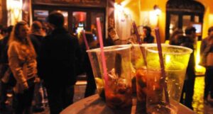 Anziano signore si sente male a causa degli schiamazzi e finisce in ospedale