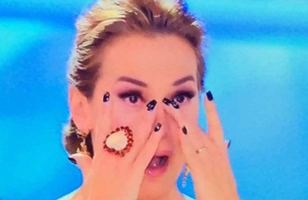 Barbara D'Urso scoppia in lacrime in diretta, storia di un anziano napoletano: "Voglio dire davvero grazie"