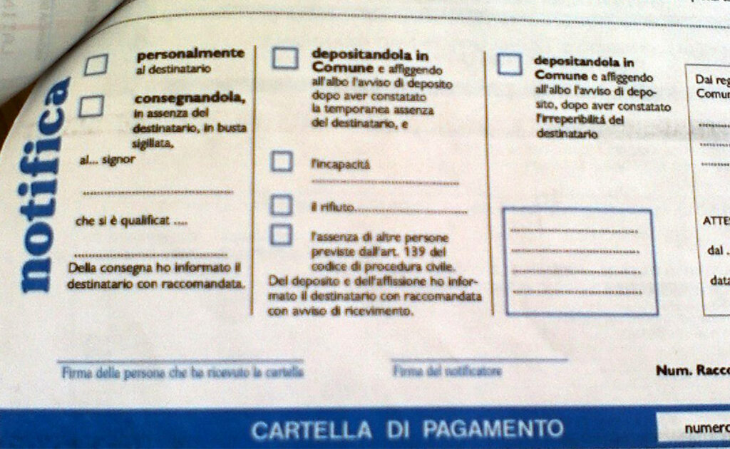 Butti una carta dal finestrino? Pagherai una multa da 422 euro