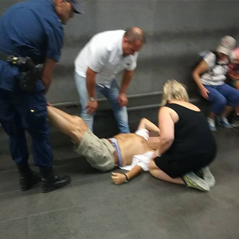 Napoli, poche corse e vagoni colmi di gente: un uomo ha un malore