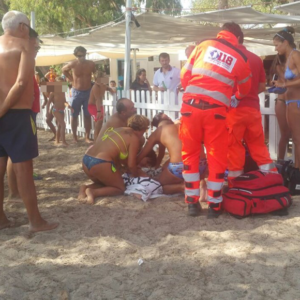 Ercolano, ragazzo di 11 anni ha un arresto cardiaco a mare: salvato dalla Croce Rossa