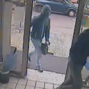 Paura in un Money Transfer a Napoli, banditi portano via 34mila euro