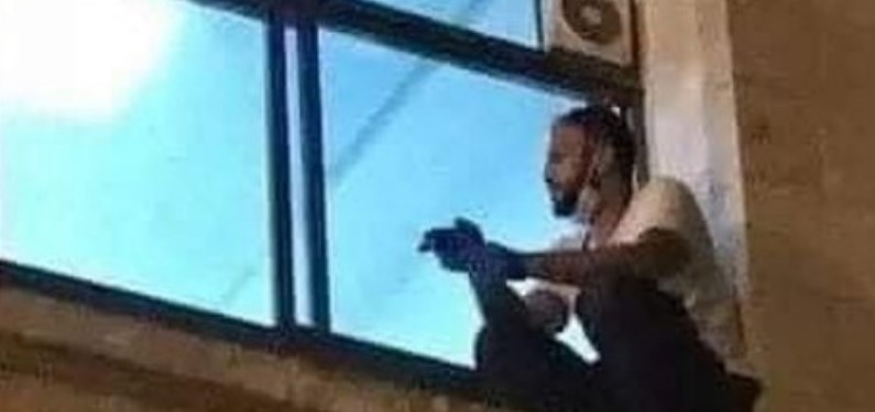 Si arrampica ogni giorno alla finestra dell'ospedale per assistere la madre malata di Covid-19