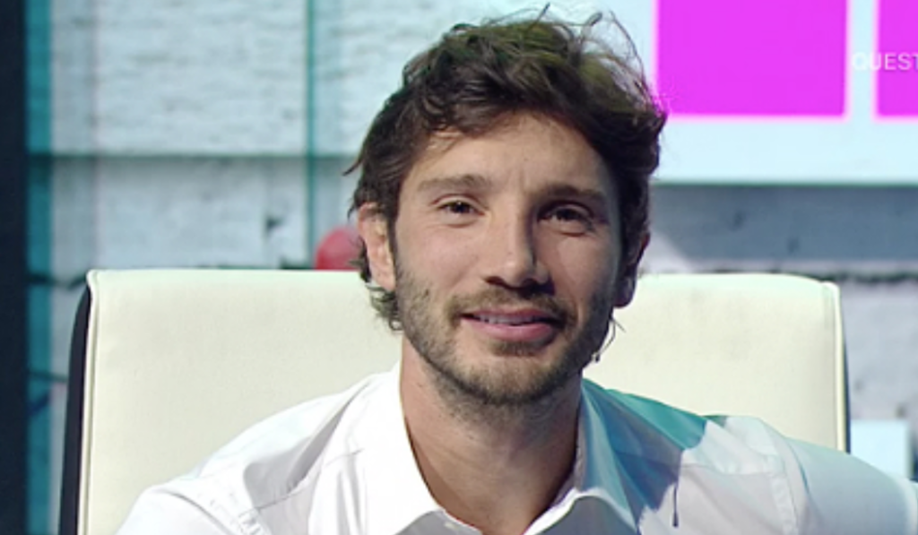 Stefano De Martino fotografato con una donna bionda in barca: impazza il gossip