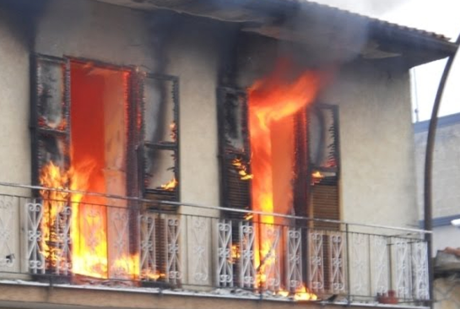 Ordigno esplosivo contro la casa di un avvocato: sul posto Vigili del Fuoco e Carabinieri