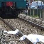 Uomo si lancia sotto treno della circumvesuviana, dramma a Napoli