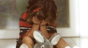 Vergogna in provincia, bambina di cinque anni abusata dal nonno e dallo zio: la madre sapeva