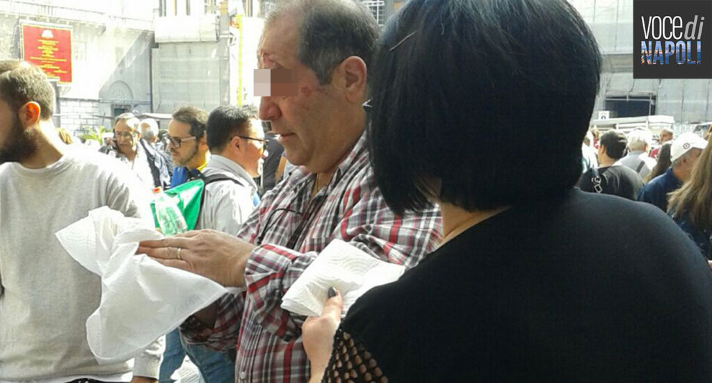 Napoli, barbone aggredisce passante in via Toledo: è panico tra la folla