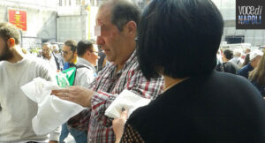 Napoli, barbone aggredisce passante in via Toledo: è panico tra la folla