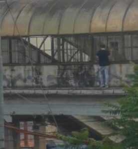 Giovane tenta di lanciarsi nel vuoto