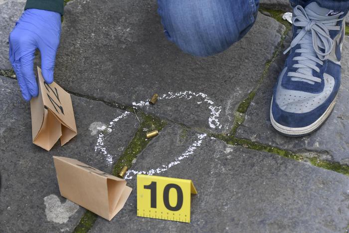 Raid armato a Ponticelli, uomo ferito alle gambe da colpi d'arma da fuoco