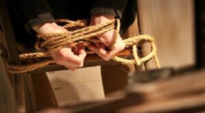 Caserta, imprenditore dopo aver subito un furto: sequestra il ladro e lo chiude in un cabina