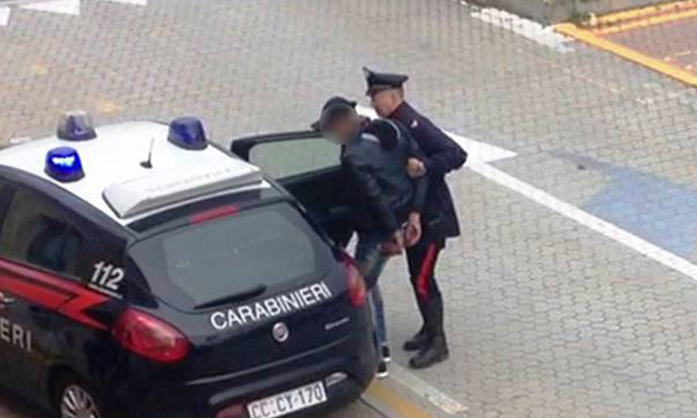 Accoltella il suocero dopo aver perseguitato l'ex moglie: 35enne arrestato
