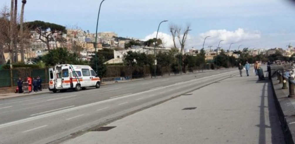 Napoli, uomo accoltellato si butta in mare per fuggire: "Volevano rapinarmi"