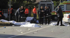 Accusa un malore alla guida e si schianta su un ponte: morto un 59enne