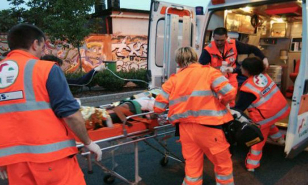 Acerra, getta la spazzatura dal balcone e precipita di sotto: ricoverato in ospedale