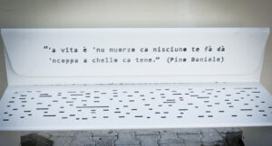 Aeroporto panchina Pino Daniele frasi