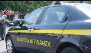Sequestri e multe agli stabilimenti balneari: blitz della finanza e della municipale