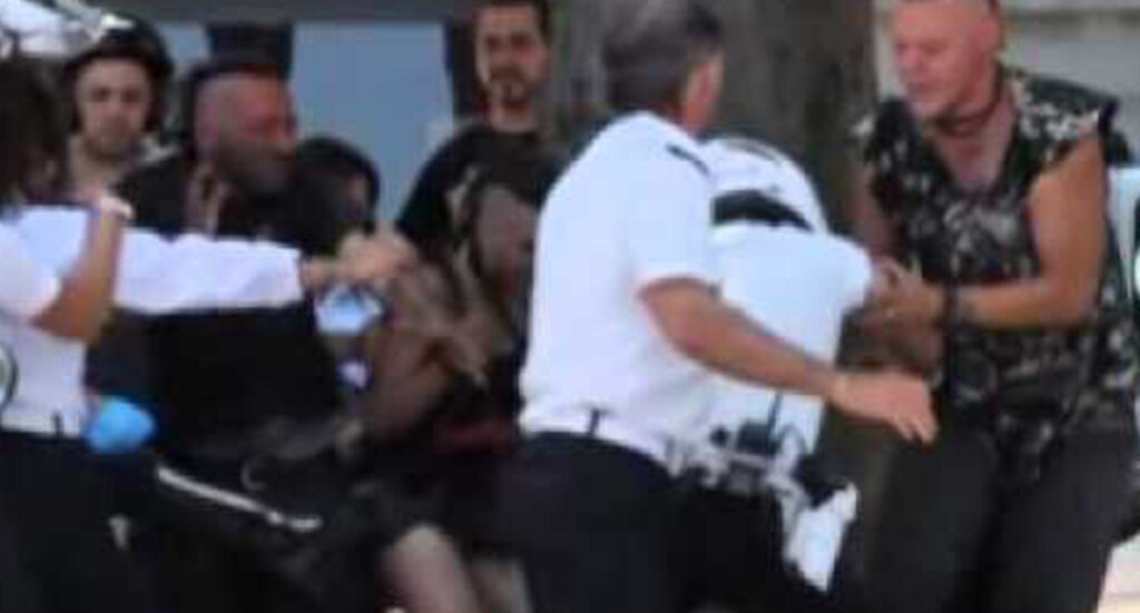 Afragola, 21enne fermato dai vigili reagisce aggredendoli