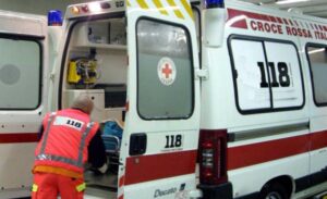 Giugliano, bambina esce da scuola e viene investita da un'auto