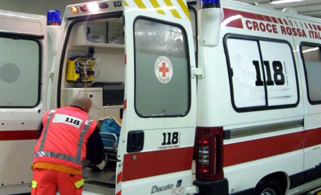 Giugliano, bambina esce da scuola e viene investita da un'auto