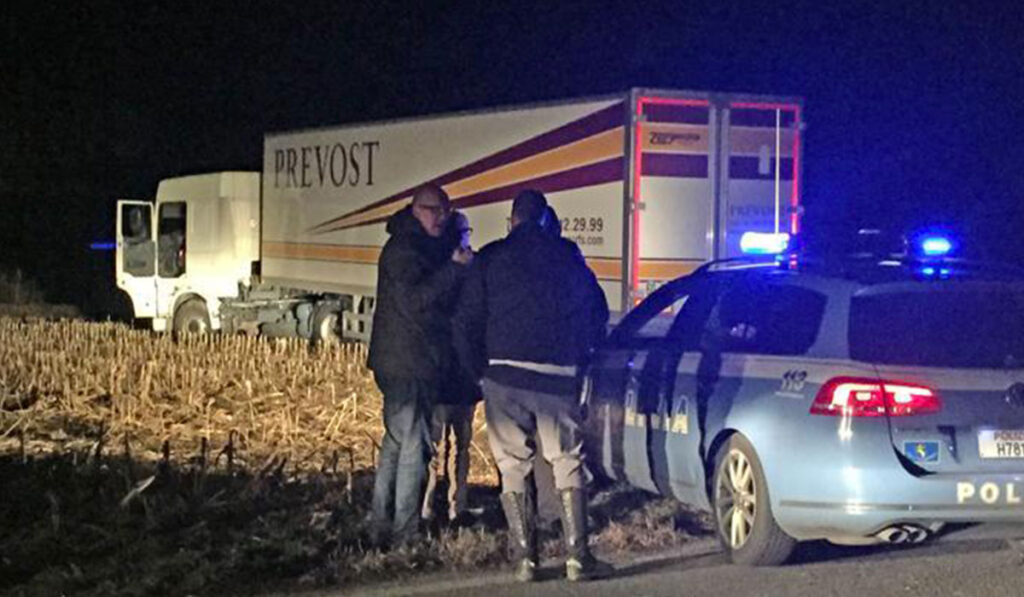 Aggrediscono con la pistola e rapinano un tir di merce cinese: arrestati