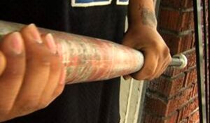 Aggressione choc a Giugliano: ragazzo colpito con mazza da baseball