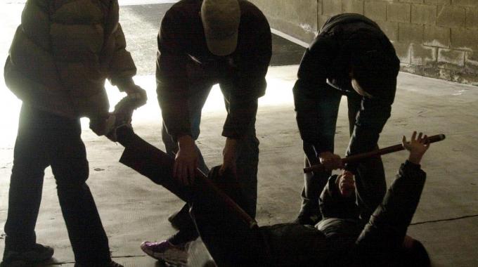 Aggressione choc a Napoli: la gang della notte attacca ragazzo 22enne