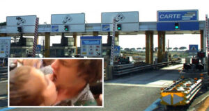 Aggressione choc al casello autostradale: camionista strappa a morsi labbro di un automobilista