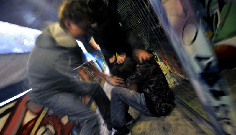 Aggressione choc: babygang picchia un uomo perché gay