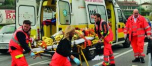 Aggressione choc: giovane prende a calci mamma spacciatrice